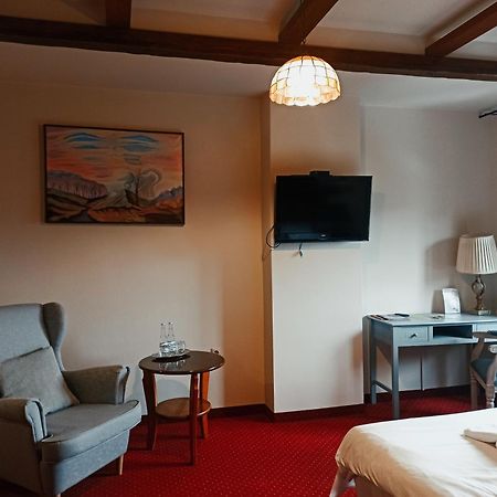 Hotel Restauracja Jas Wedrowniczek Rymanów Exteriör bild
